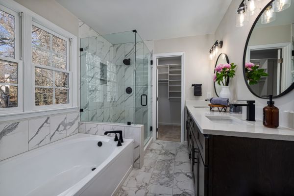 Des accessoires salle de bain pour allier style et praticité