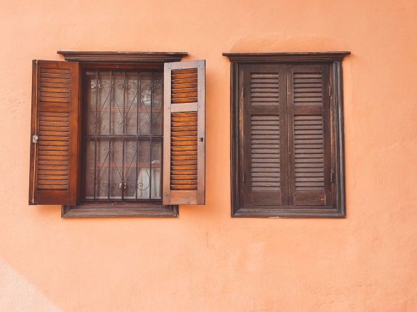 Rénovation volet persienne bois: redonnez vie à vos volets