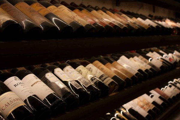 Comment transformer une cave voûtée en un espace de dégustation de vins?